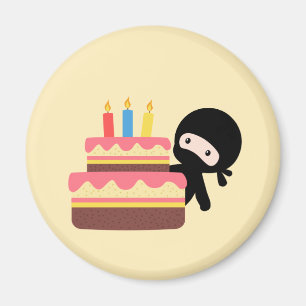 Imán El pequeño Ninja detrás del amarillo del pastel de
