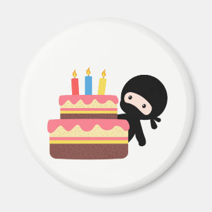 Imán El pequeño Ninja detrás del pastel de cumpleaños