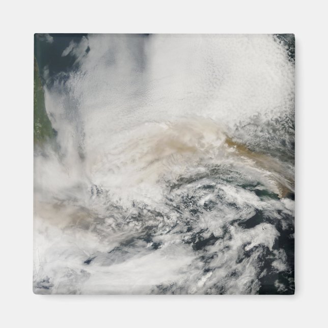 Imán El pico de Sarychev soplando en el mar de Okhotsk (Frente)