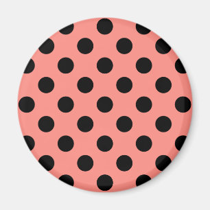 Imán El polka negro se pone sobre el melocotón