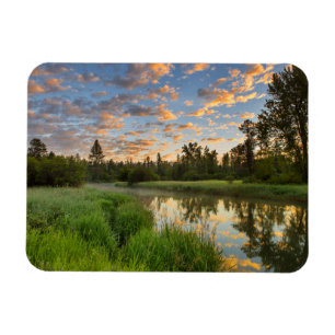 Imán El río Whitefish con hermosas nubes al amanecer