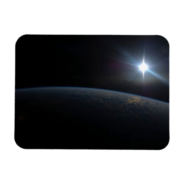 Imán El Sol se pone sobre el horizonte de la Tierra. (Horizontal)