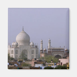 Imán el Taj Mahal domina la ciudad de Agra