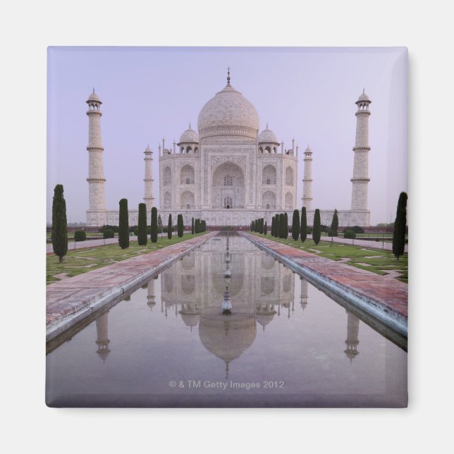 Imán el Taj Mahal perfectamente reflejado en la piscina (Frente)