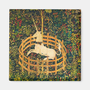 Imán El unicornio descansa en un jardín (gallos de uni