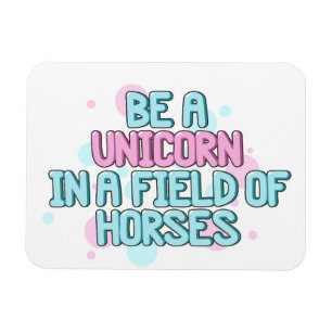 Imán El unicornio el   sea un unicornio en un campo de