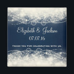 Imán Elegante Abstract Lace y Pearls Wedding Favor<br><div class="desc">Un elegante diseño abstracto con encaje de color crema y perlas hechas con círculos y burbujas. El fondo es azul oscuro con cuadrados descoloridos hacia el lado. Bonito y delicado diseño. Personalizar / personalizar con el novio y el nombre de la novia y la fecha del boda, con texto que...</div>