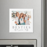 Imán Elegante Besties mejor foto de amigo<br><div class="desc">Este sencillo y elegante imán de fotos cuadradas inspirado en boho es una hermosa manera de celebrar la amistad durante las vacaciones. La parte delantera incluye espacio para una foto favorita, con "Besties" mostrados debajo de una fuente serif clásica, y texto de escritura suave para añadir tus nombres o un...</div>