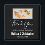 Imán Elegante Boda de pescado Koi Gold Gracias<br><div class="desc">Gracias de una boda favoreces el imán con un ilustracion de un par de peces koi dorados nadando juntos. Fondo negro.</div>