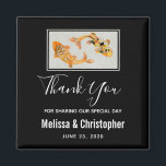 Imán Elegante Boda de pescado Koi Gold Gracias<br><div class="desc">Gracias de una boda favoreces el imán con un ilustracion de un par de peces koi dorados nadando juntos. Fondo negro.</div>