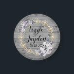 Imán Elegante Boda Rústico de la floral de la corona fl<br><div class="desc">En este elegante imán de boda, el lugar es un rústico bosque de color gris con un elegante florecimiento de oro de moda combinado con una corona de flores de lavanda, donde podrá personalizarlo creando una romántica elegancia en una casa de campo. Parte de la elegante colección de regalos de...</div>