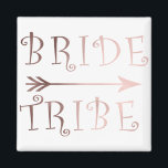 Imán elegante diseño de la tribu de novias de rosa de o<br><div class="desc">Diseño moderno y elegante que representa un texto falso rosa de la "tribu de novias" de oro y una flecha. Puede personalizar del producto eligiendo el color de fondo.</div>