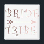 Imán elegante diseño de la tribu de novias de rosa de o<br><div class="desc">Diseño moderno y elegante que representa un texto falso rosa de la "tribu de novias" de oro y una flecha. Puede personalizar del producto eligiendo el color de fondo.</div>