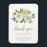Imán Elegante floral blanco marfil en favor de la boda<br><div class="desc">Elegante imán de bodas floridas favorece el imán con flores de acuarela pintadas en tonos neutros de marfil, blanco y champán junto con algo de vegetación. Debajo está "gracias por celebrar con nosotros" en un guión en tono dorado junto con sus nombres y fecha. Estos sofisticados imanes de boda hacen...</div>