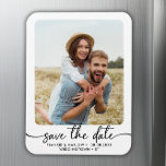 Imán Elegante Foto De Pareja De Caligrafía Guardar La F<br><div class="desc">¿Está buscando una manera única de enviar avisos de guardado para su boda? Echa un vistazo a esta foto de la pareja de caligrafía de MElegant Save The Date Magnet. Puede agregar la foto y los detalles con mucha facilidad utilizando los campos de plantilla. ¡Que tengas un gran boda! ¡Con...</div>