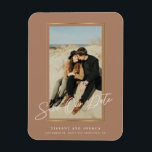 Imán Elegante Foto Guardar El Magnet De Fotos Flexible<br><div class="desc">Su impresionante foto enmarcada en oro,  contra un polvoriento telón de fondo rosa,  con Save Our Date en un guión moderno muy delgado. Fácilmente personalizar con información importante de elección.</div>