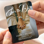 Imán Elegante foto simple boda guardar la fecha<br><div class="desc">Elegante foto para el aniversario del boda. Puedes reemplazar fácilmente tu foto en la boda, salvo las tarjetas magnéticas de la fecha. La tarjeta fotográfica de invitación a boda de compromiso Magnets. Tarjeta de evento de presupuesto para recuerdos. Sencillo y elegante guardar la tarjeta de compromiso de fecha. ¿Quieres este...</div>