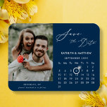 Imán Elegante guión azul moderno foto Guardar la fecha<br><div class="desc">Azul moderno | Fondo ceruleano Elegante Script ‘Save the Date’ Magnet con calendario Personalizado con una hermosa foto. Hágale saber a su familia, amigos y colegas que ha fijado una fecha para la celebración de su boda con este elegante imán. Para mover el marcador de anillo > haga clic en...</div>