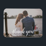 Imán Elegante guión moderno Gracias Boda de fotos<br><div class="desc">Imán moderno de foto favorita de boda con "gracias" en un elegante guión de tipografía con toques junto con tus nombres y fecha boda en blanco sobre tu foto horizontal favorita. Estos imanes personalizados hacen útiles favores matrimoniales y son geniales para cualquier estilo de boda.</div>