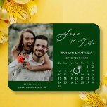 Imán Elegante guión verde moderno foto Guardar la fecha<br><div class="desc">Modern Sage Green Background Elegant Script ‘Save the Date’ Magnet con calendario Personalizado con una hermosa foto. Hágale saber a su familia, amigos y colegas que ha fijado una fecha para la celebración de su boda con este elegante imán. Para mover el marcador de anillo > haga clic en azul...</div>