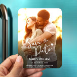 Imán Elegante minimalista lindo foto de pareja salvar l<br><div class="desc">Elegante foto para la boda, salva la invitación de la cita. Puede sustituir fácilmente su foto guardando la tarjeta magnética de fecha. La tarjeta fotográfica de invitación a boda de compromiso Magnets. Tarjeta de evento de presupuesto para recuerdos. Tarjeta de compromiso simple y de moda para guardar la fecha. ¿Quieres...</div>