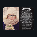 Imán Elegante Navidades modernos de Chalkboard Foto<br><div class="desc">Elegante y moderna tarjeta de fotos navideña con tu foto familiar favorita. Ilustrado con flores blancas, remolinos y carteles vintage sobre un fondo negro de pizarra. Elegante y elegante, dice "te deseamos una feliz Navidad y lo mejor en 2015" con una tipografía moderna. Envíe los deseos más cálidos a la...</div>
