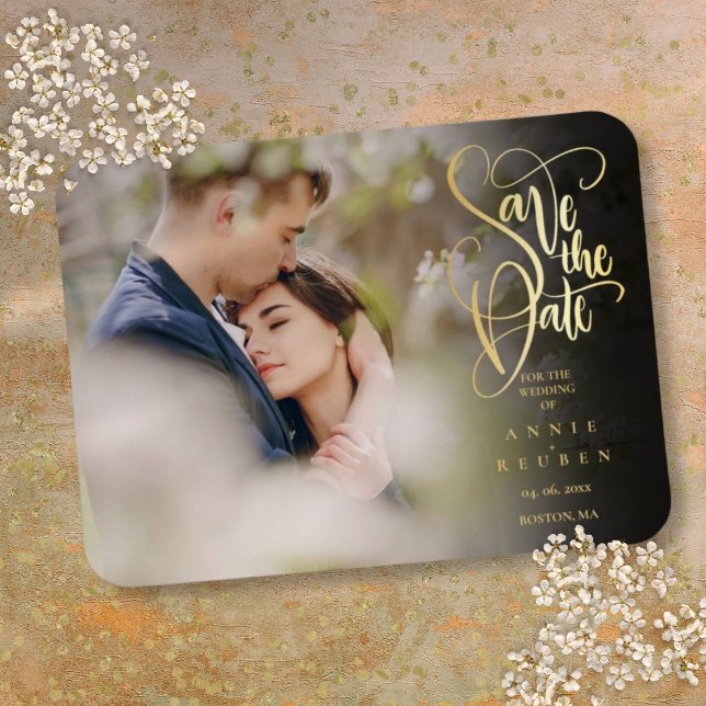 Imán Elegante y moderna foto con guión de oro salva la  (Modern Elegant Gold Script Photo Save the Date Magnet)