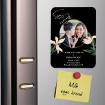 Imán Elegante Y Moderno Boda De Fotos Florales Salva La<br><div class="desc">Elegante Y Moderna Boda De Fotos Florales Ahorra El Imán De La Fecha. ¡Imagina que tu familia y amigos reciben esta hermosa invitación por correo para añadirla a su refrigerador! Este imán, salvo el anuncio de fecha, muestra una foto con flores de color crema y una tipografía simple. Personalice los...</div>