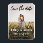 Imán Elegante y simple casamiento de fotos moderno salv<br><div class="desc">Presentamos nuestra sencilla y elegante boda fotográfica moderna ¡Salven el producto digital de fecha! Esta bonita decoración, que salva la invitación a la cita, es perfecta para las parejas que aprecian un estilo minimalista y contemporáneo. Nuestra simple y elegante boda fotográfica moderna Save the Date la mantiene limpia y elegante...</div>