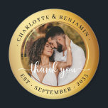 Imán Elegantes Anillos de Oro Boda de fotografía de par<br><div class="desc">Celebra tu día especial con este elegante Boda de fotos de la pareja Elegant Gold Rings Gracias imán. Este imán es el lugar perfecto para sus huéspedes, con un diseño atemporal de elegantes anillos de oro colocados sobre un lujoso fondo de color dorado, y una foto de una pareja. El...</div>