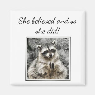 Imán "Ella creía" aplaudiendo a Raccoon Diversión anima