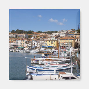 Imán En el puerto del pueblo de Cassis. Pesca y