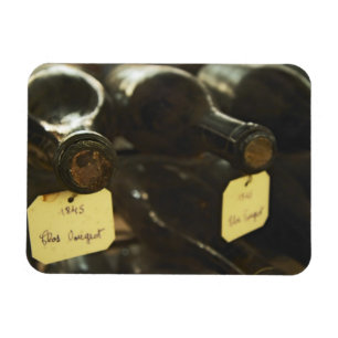 Imán En la bodega subterránea: botellas tumbadas en