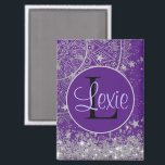 Imán Encantando Mandala con estrellas plateadas en mora<br><div class="desc">Mandala de diseño plateado ornamentada sobre un fondo morado con estrellas plateadas cayendo sobre un borde de plata purpurinoso en el fondo para obtener un resplandor extra. Se puede personalizar con una letra, logotipo o nombre en el centro sobre un círculo violeta. Una fantástica fiesta de ensueño favorece a las...</div>