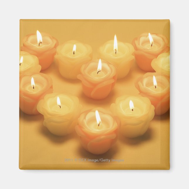 Imán Encendiendo velas dispuestas en forma de corazón (Frente)