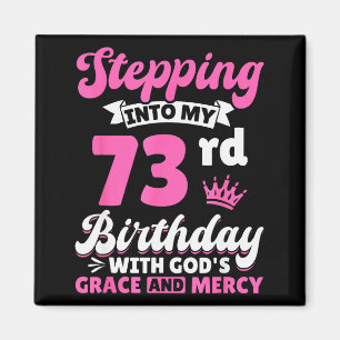 Imán Entrando en mi cumpleaños número 73 con la gracia 