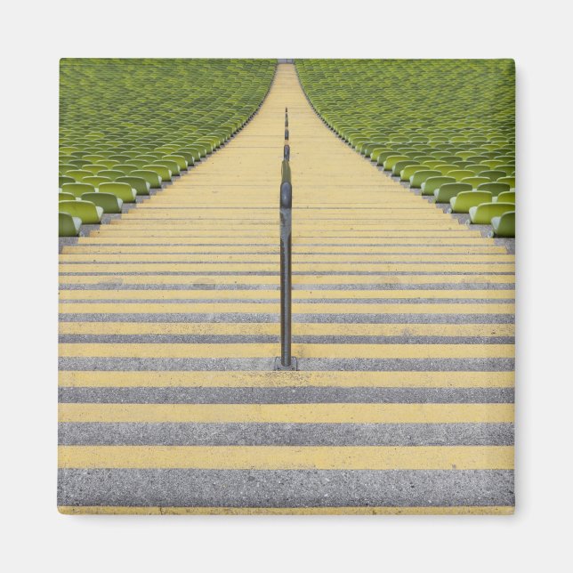 Imán Escalera del estadio entre filas de asientos verde (Frente)