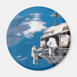Imán Espacio astronauta camina por encima de la Tierra
