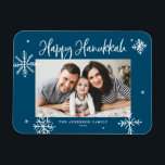 Imán Espectaculares copas de nieve azul Happy Hanukkah<br><div class="desc">¡Feliz Hanukkah! Envíe cálidos deseos a la familia y amigos con este caprichoso imán Hanukkah. Cuenta con copos de nieve extravagantes y caligrafía moderna. Personalice esta foto de la tarjeta Hanukkah añadiendo sus detalles. Este imán fotográfico de copos de nieve de Hanukkah está disponible en otros colores y material de...</div>