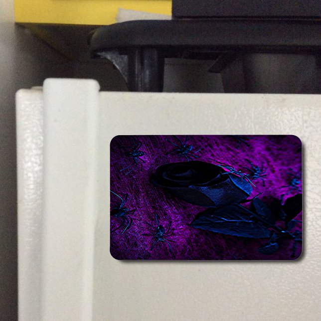 Imán Espeluznante Rosa de material negro, arañas negras (Spooky Black Material Rose, Black Spiders Flexible Magnet)