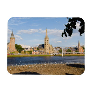 Imán Esquina y río de la pintoresca ciudad de Invernes