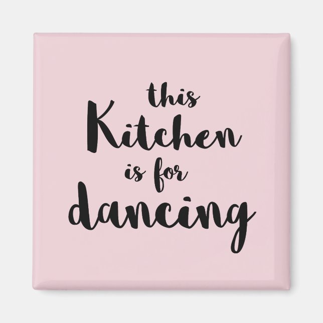 Imán Esta cocina es para bailar caligrafía rosa (Frente)