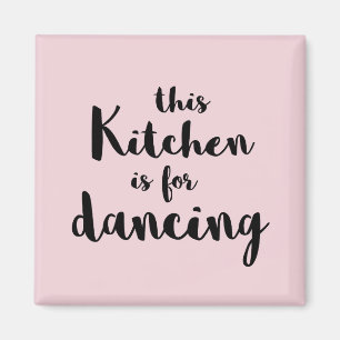 Imán Esta cocina está para bailar caligrafía rosada