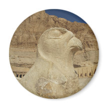 Estatua de Horus como halcón en el templo de Hatsh