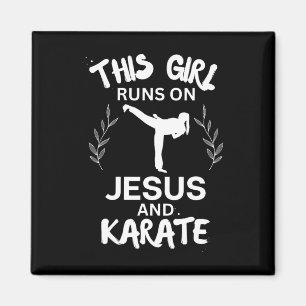 Imán Este Chica Corre Sobre Jesús Y Karate Christian Ka
