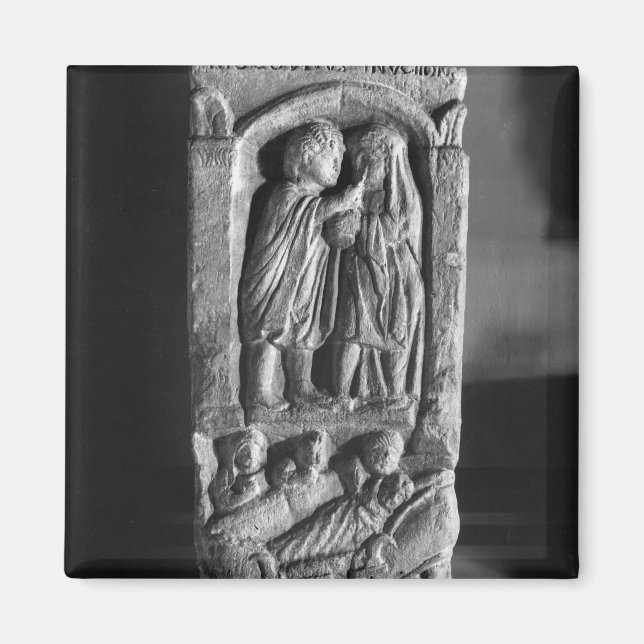 Imán Estela funeraria que representa a un médica (Frente)