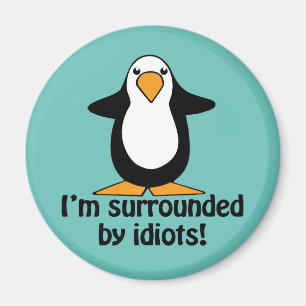 Imán ¡Estoy rodeado de idiotas! Pingüino gracioso