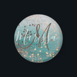 Imán Estrellas de oro monograma en Verde azulado<br><div class="desc">Estrellas doradas purpurinoso brillantes lloviendo sobre un fondo oscuro azul verde azulado para dar un toque extra. Se puede personalizar con una letra y un nombre para hacerlo único propio. Las vibraciones purpurinoso caprichosas.</div>