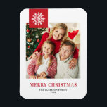 Imán Etiqueta de copos de nieve roja, foto navideña<br><div class="desc">¡Celebremos el espíritu festivo con nuestro imán de Navidades de fotos de personalizable! Perfecto para capturar tus momentos festivos favoritos, este imán te permite crear un conservador único que muestra la alegría y el amor de tu familia durante la temporada de vacaciones. Este imán de Navidades fotográficos presenta una tipografía...</div>