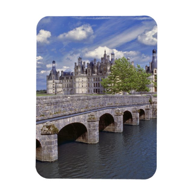 Imán Europa, Francia, Chambord. Un puente de piedra con (Vertical)